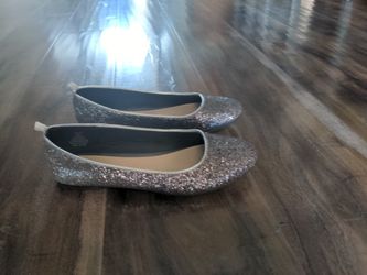 Like New Big Girls Size 3 Silver Glitter Flats