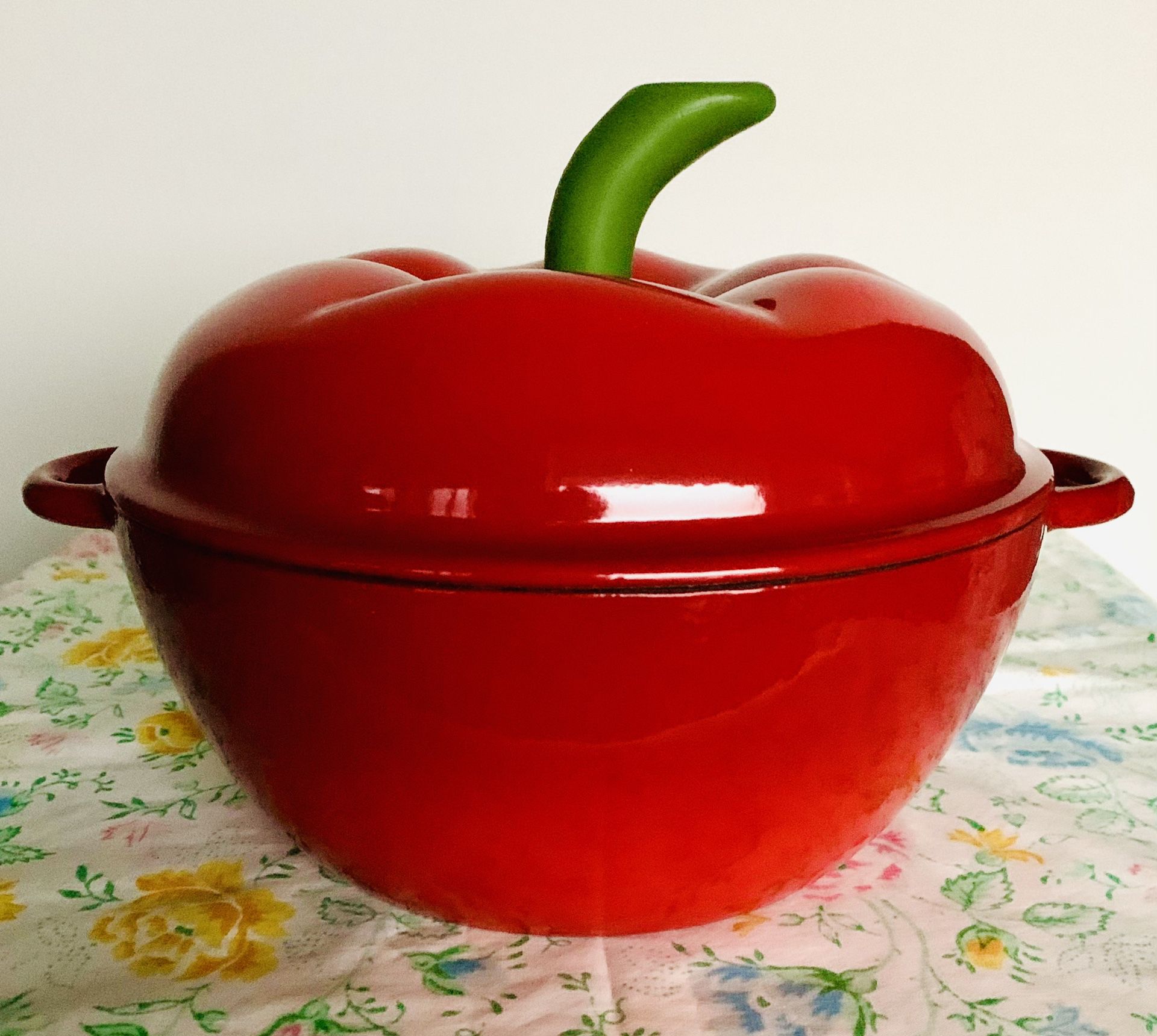 Technique 2 quart cast iron enamel apple shaped pot/ Dutch oven with lid. Beautiful shiny red hombre color.