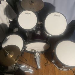 it’s a Mendini 7 piece drum set 