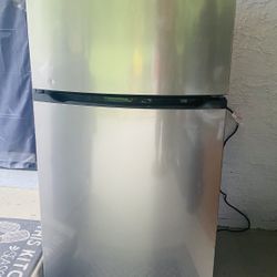 Frigidaire 14 cu. ft. top freezer refrigerator