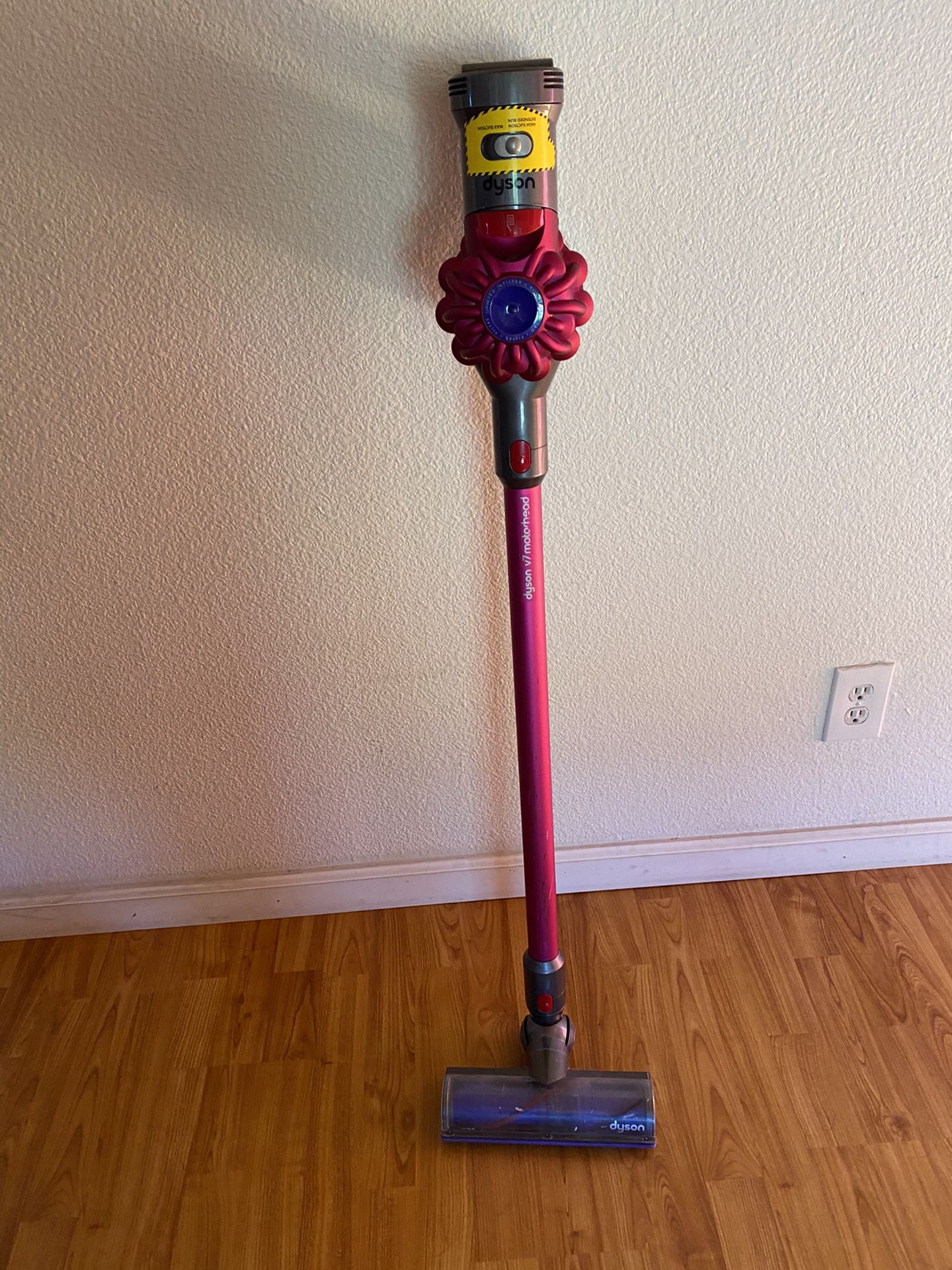 Dyson V7 Motörhead with charger. Needs new battery