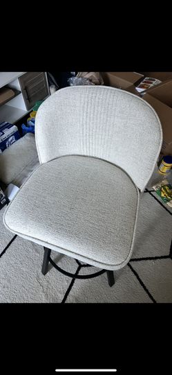 Swivel Chair In Cream 