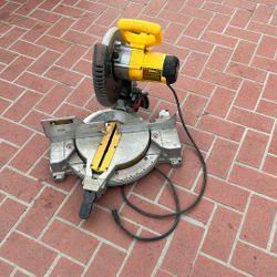 DeWALT  Saw 