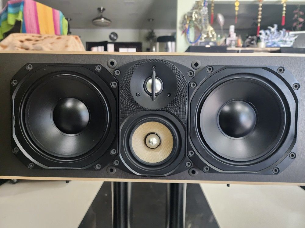 Paradigm studio CC 570V.3 Center Speaker Made in Canada dual 7" drivers. Excellent condition perfectly working Amazing sound will test before you buy