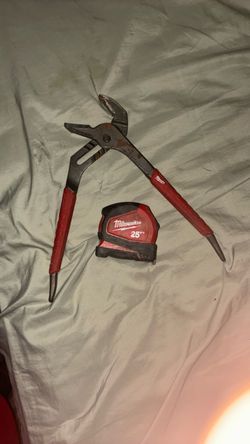 Milwaukee 25ft Tape Measure and Pliers Set