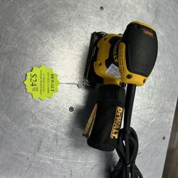 9609 DEWALT DWE6411 120v 2.3amps 1/4” palm sander with dust bag comes as pictured and fully functional. 1589160