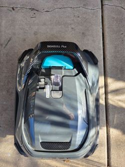 Cordless pool cleaner