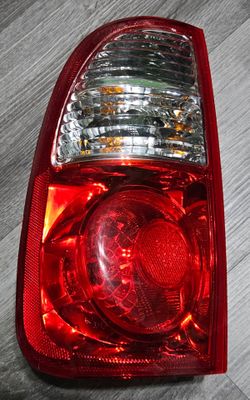 03-06 Toyota Tundra Taillamp LH