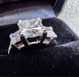 Diamond engagement ring white gold