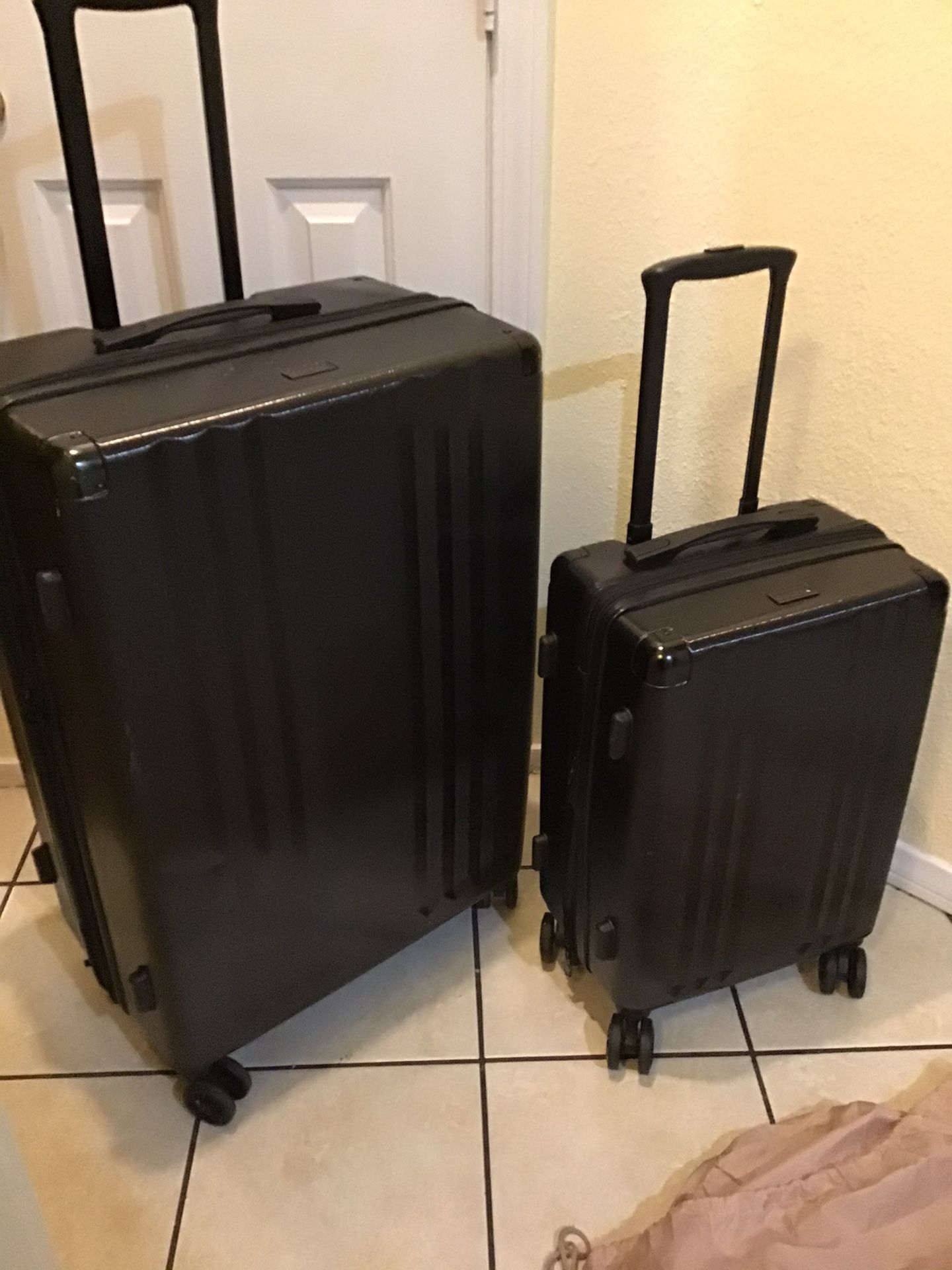 Calpak 2 pc black /4 wheels spinner 1 large check in 30”/ 1 carry on 22” luggage set used in great condition zippers handles and wheels excellent