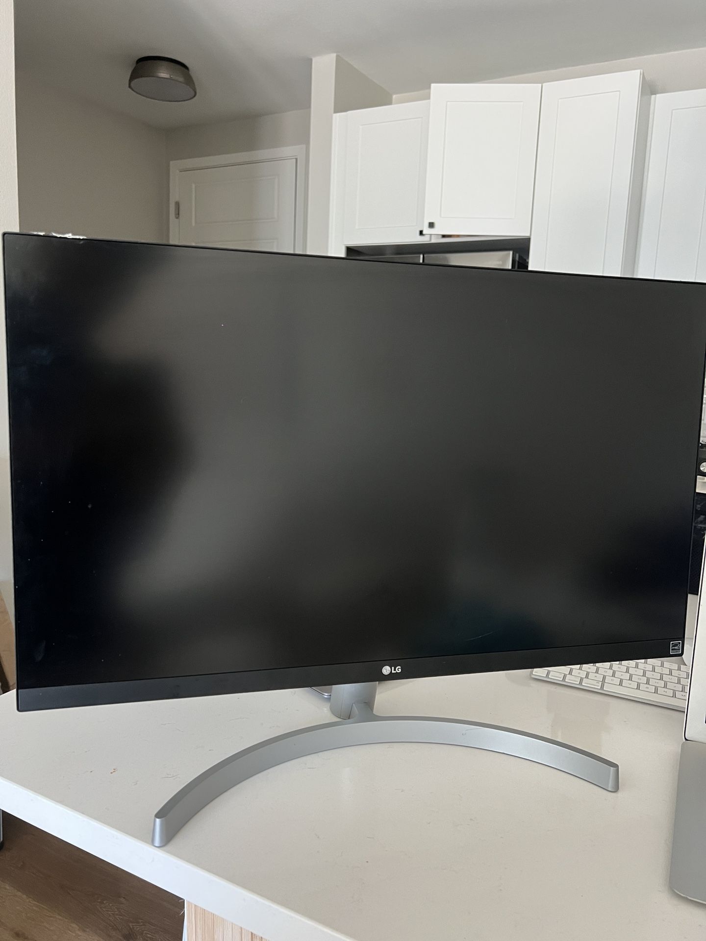 LG 27UL600-W 27” 4K Monitor