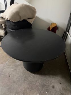 Lola 45" Round Black Concrete Dining Table