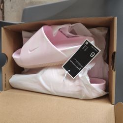 Woman's Nike Slides 