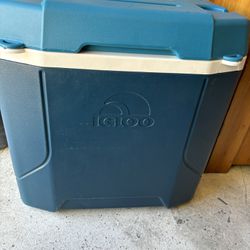 Igloo Rolling Cooler With Telescopic Handle