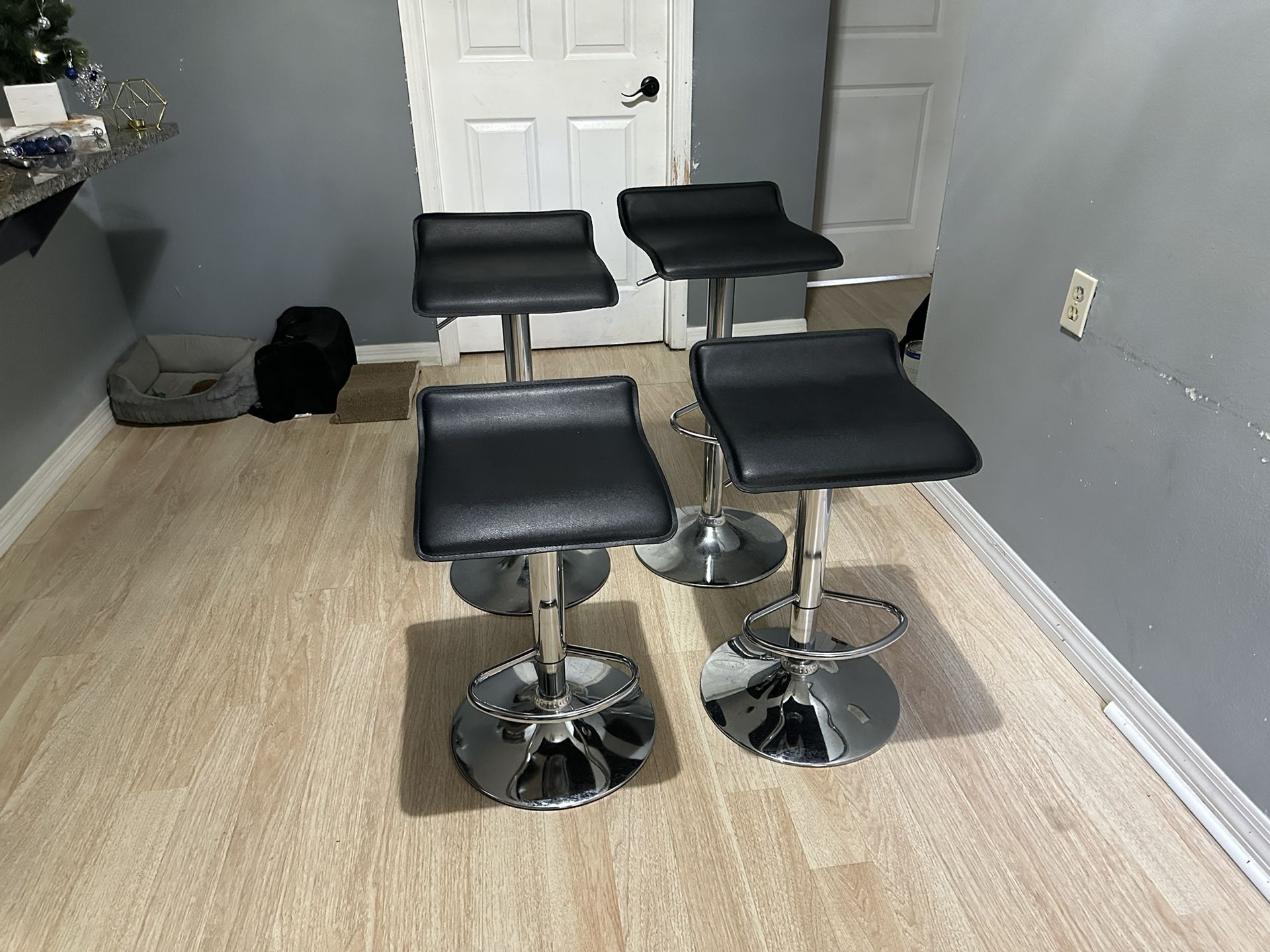 4 black chair