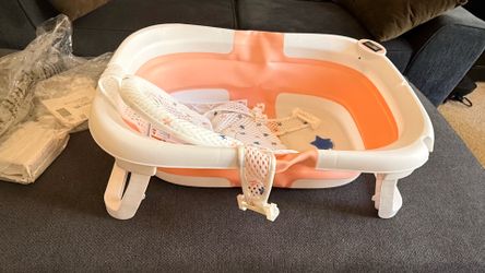Collapsible baby bathtub with a built-in digital thermometer