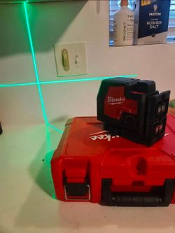 🔥$220 PRICE IS FIRM🔥 Milwaukee REDLITHIUM USB Green Rechargeable Cross Line Laser Level with Charger Cable & user guide.