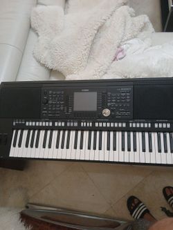 Yamaha PSR-S950 Keyboard Synthesizer