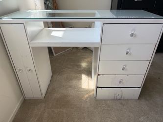 Nail desk