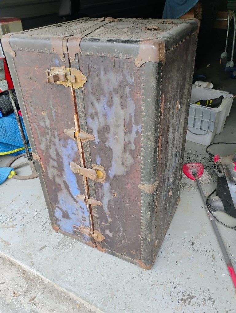 Antique Stagecoach Suitcase Complete With Antique Hangers