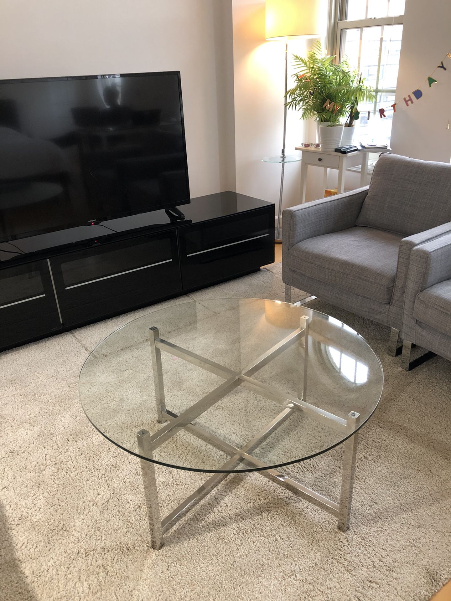 Round glass table - good condition