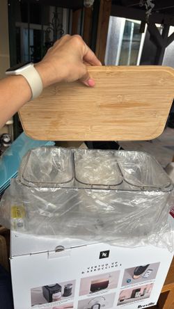 1 clear party container with 3 compartments.