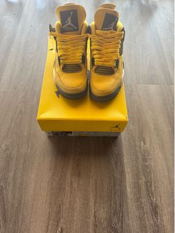 Yellow thunder Jordan 4 size 7.5