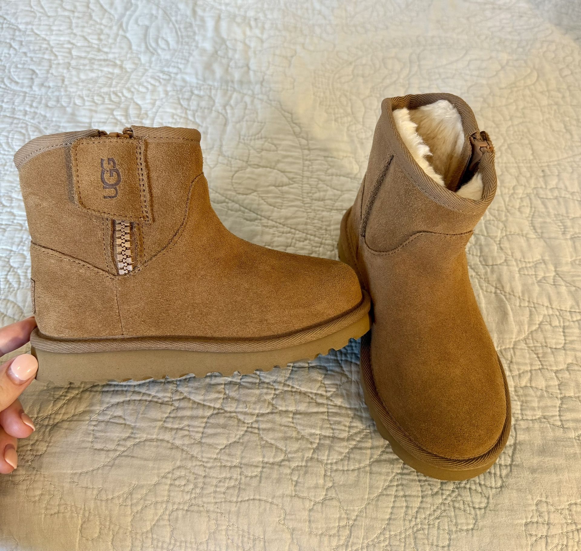 NEW UGGS - Girls size 11