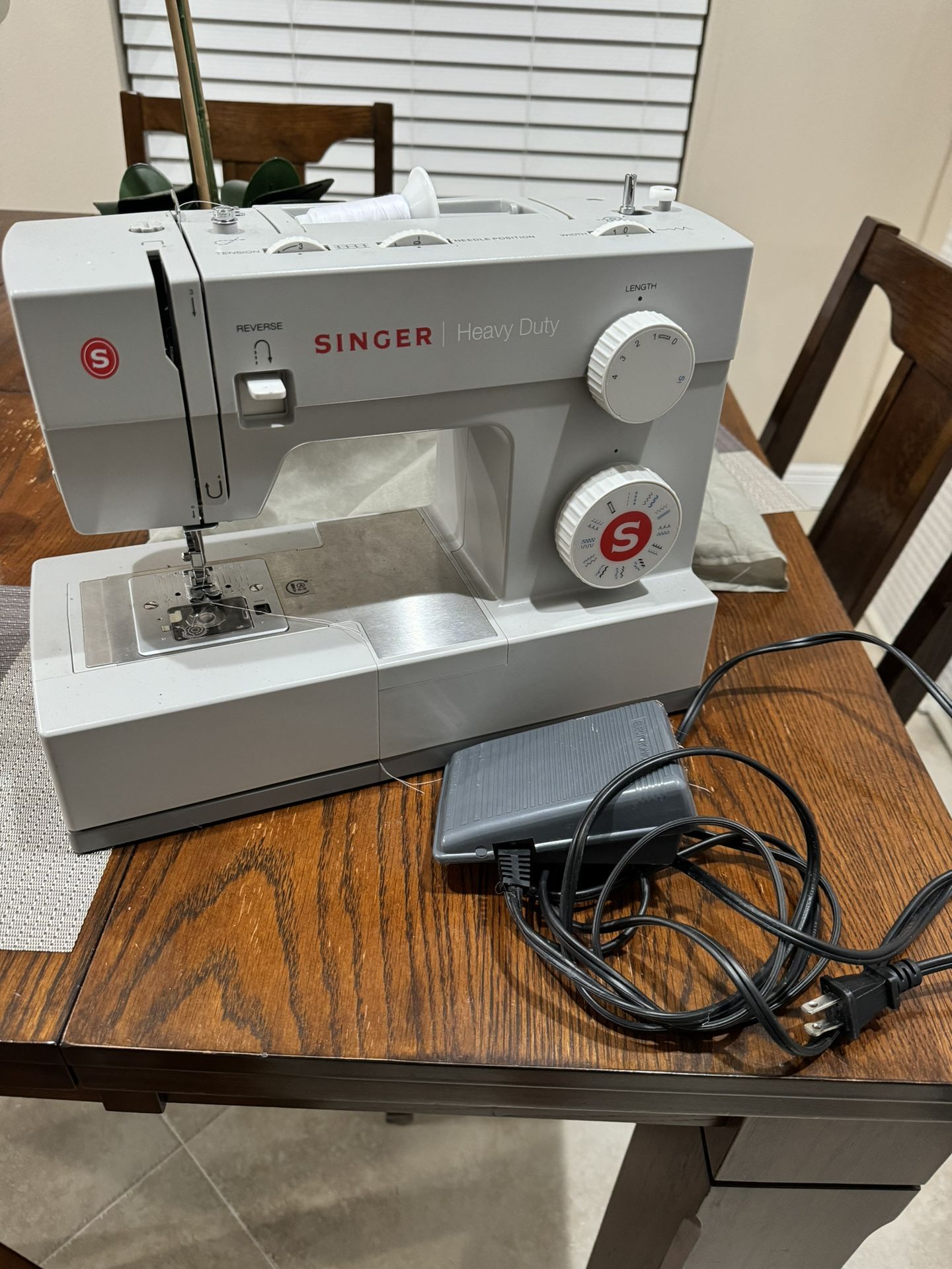 Singer Heavy Duty 44S Sewing Machine
