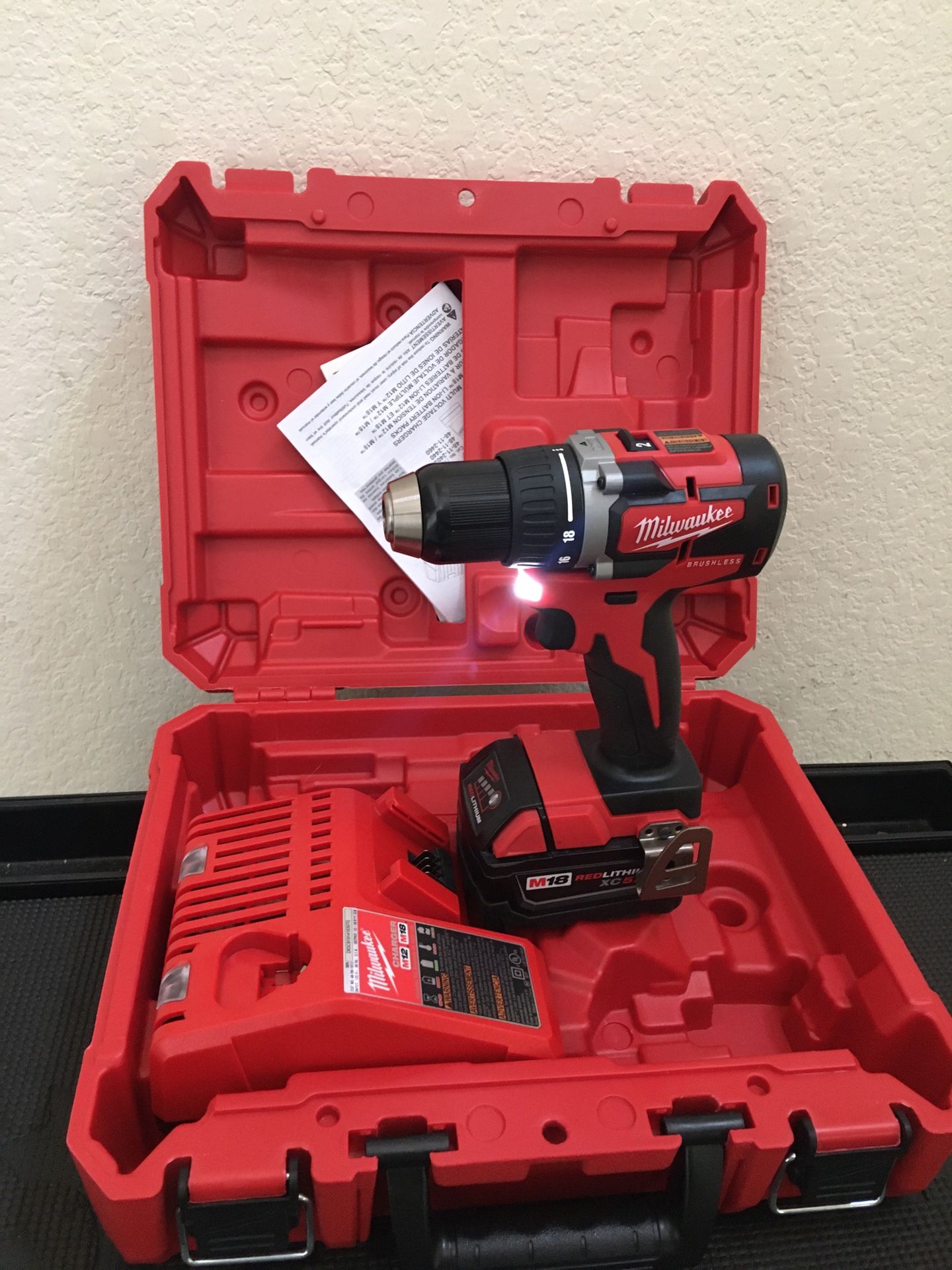 NEW MILWAUKEE M18 BRUSHLESS DRILL DRIVER/ BATTERY/ CHARGER
