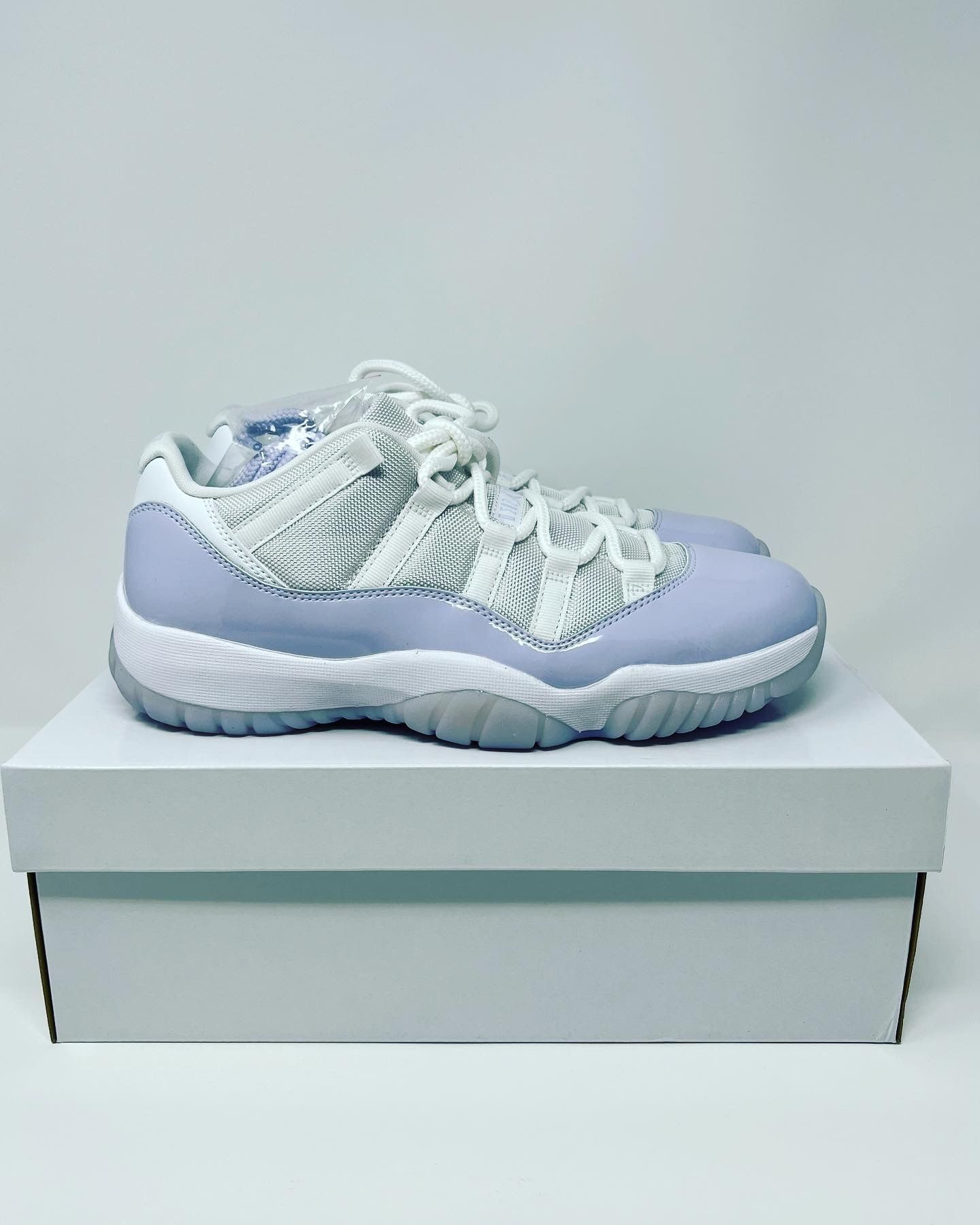 Jordan 11 Low Pure Violet W 10.5