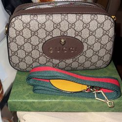 Two Side Hand Bag/ New Design Pieces, 💰🤩 Never worn,  Comes with box  can be wear two way. Hand or crossbody  New Design Pieces, 💰🤩 Never worn,  C