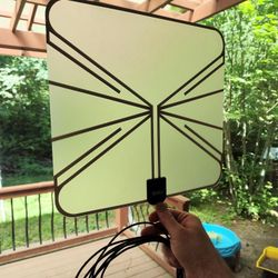Wsky TV antenna. 15 foot cable. We got around 15 free channels. Good condition 