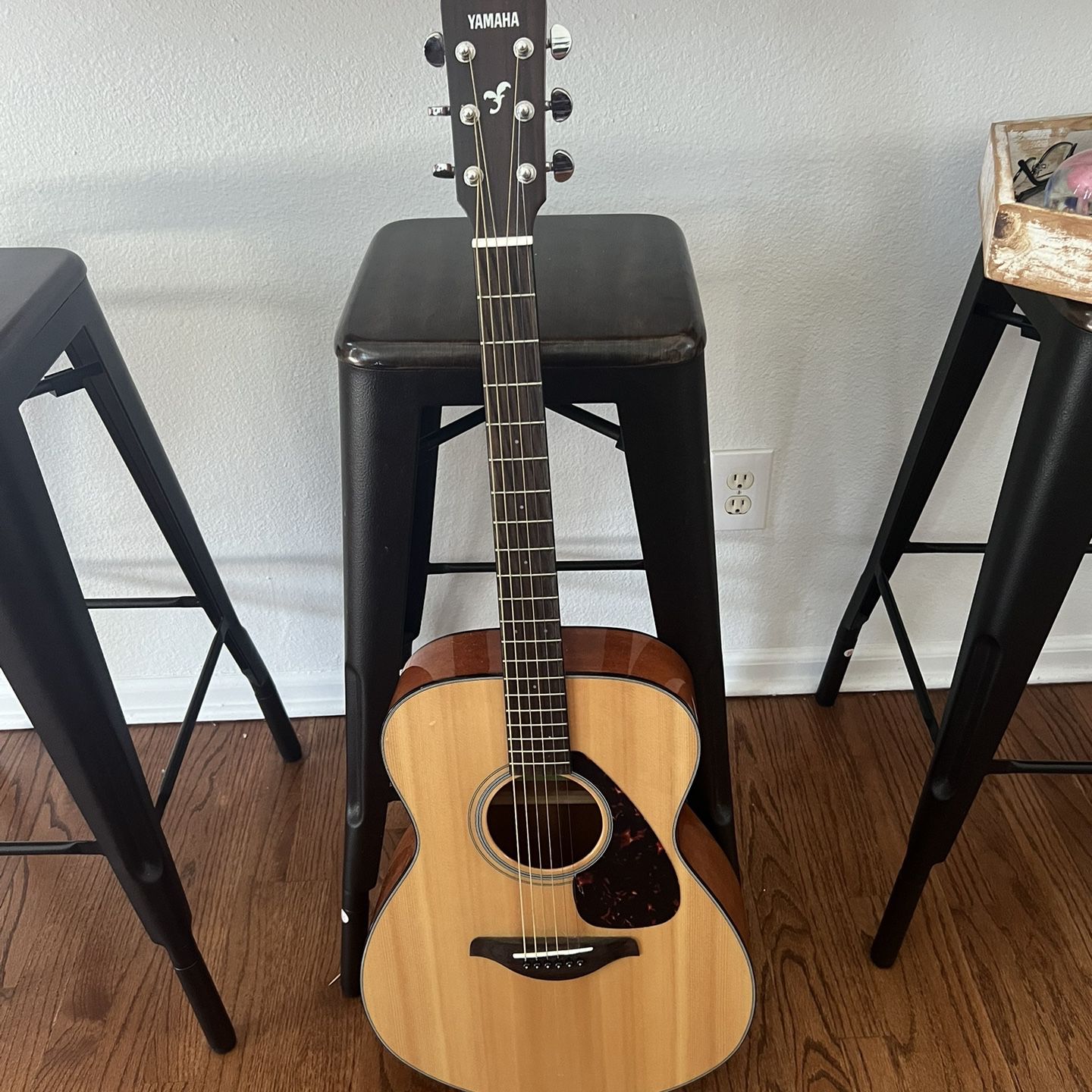 Yamaha Acoustic Guitar With Case 