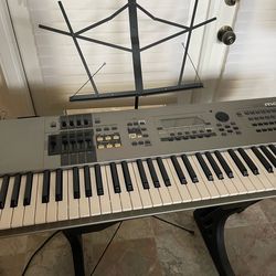 YAMAHA MOTIF 7 Synthesizer with Stand