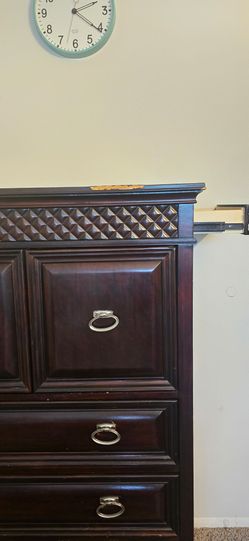 Dark Wood 7-Drawer Chest of Drawers
Classic traditional dark espresso/brown wood chest of drawers