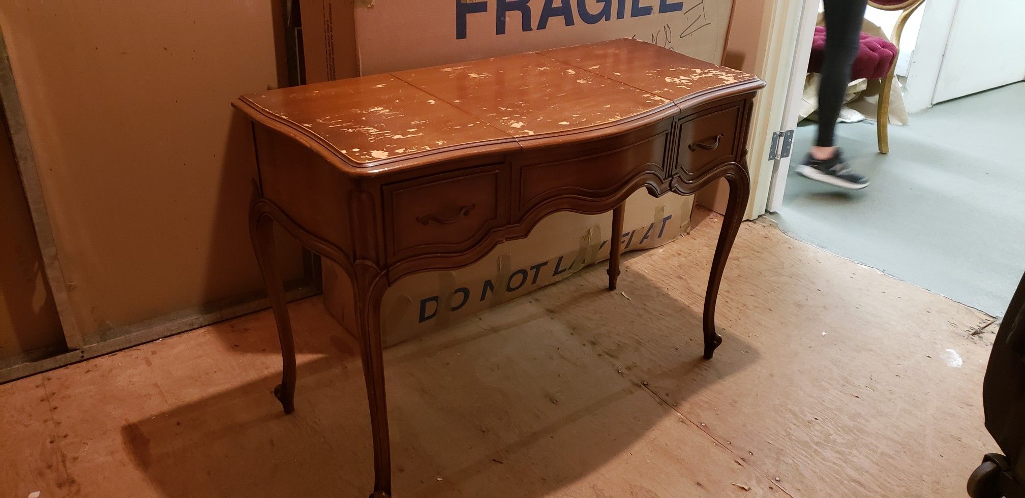 Antique beauty table