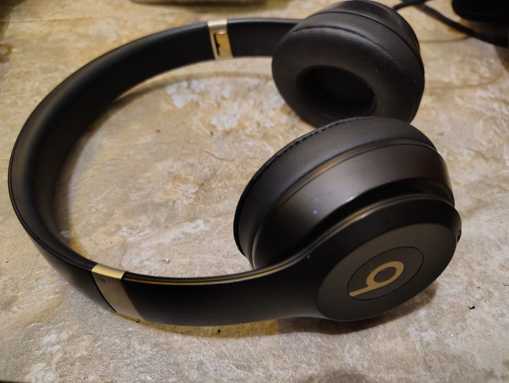 !!!! LIKE NEW BEATS SOLO 4'S !!!!!