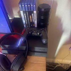 PlayStation 4 With Games.and Headset