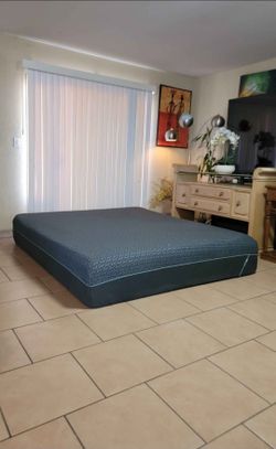 NEW KING SIZE TUFT AND NEEDLE MINT MATTRESS FOR SALE! IN EXCELLENT CONDITION, HIGH QUALITY. FREE DELIVERY