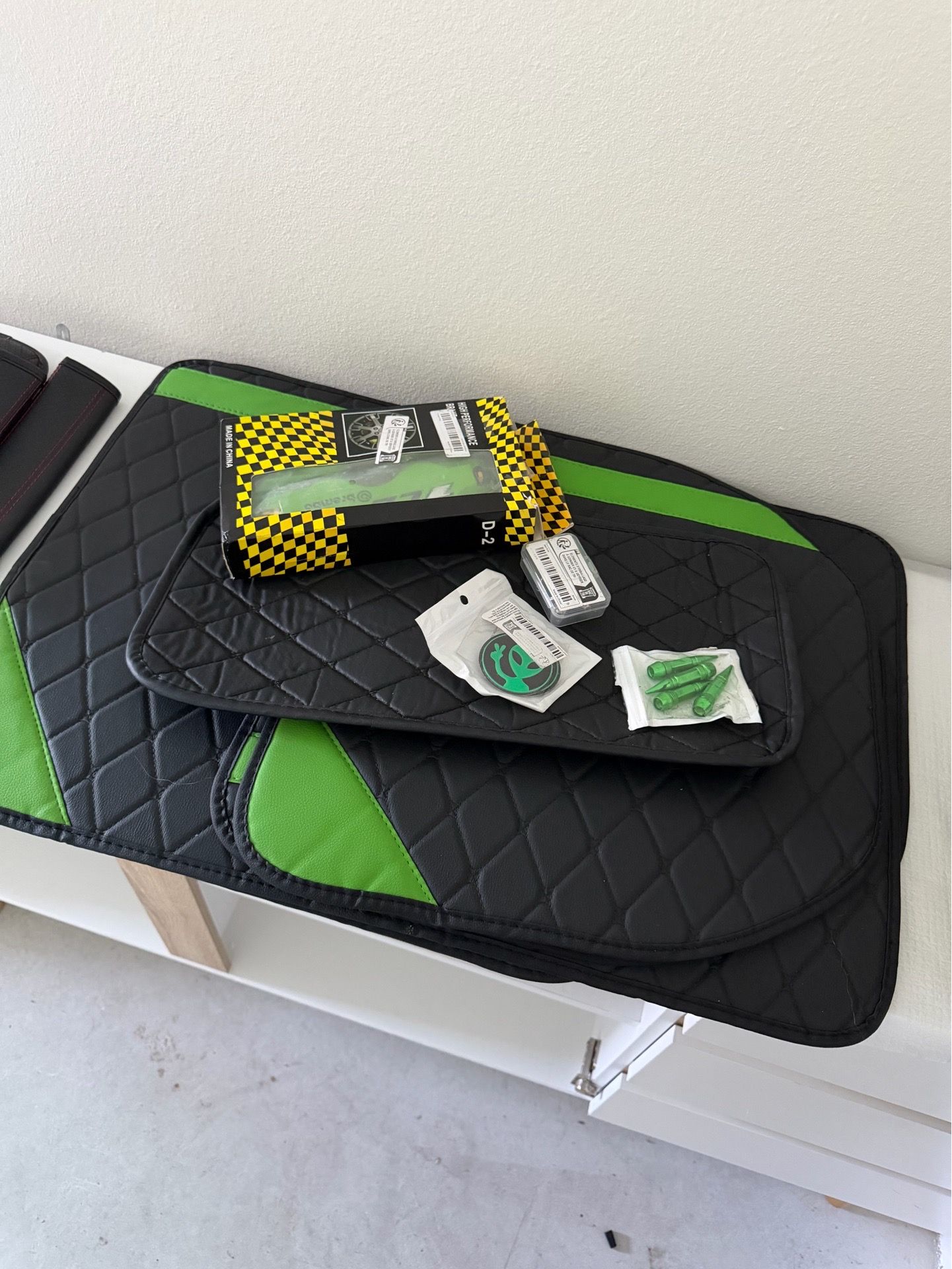 Car mat carpet set with extras