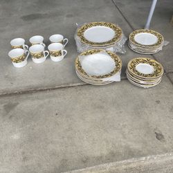 Lynn’s Fine China Dinner Set