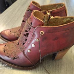 Women's Size 7.5 Western Leather Ankle Boots By QUADRA