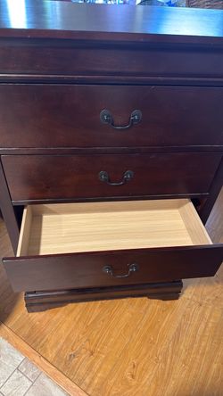 Beautiful Dark Brown 5-Drawer Wood Dresser – Excellent Storage