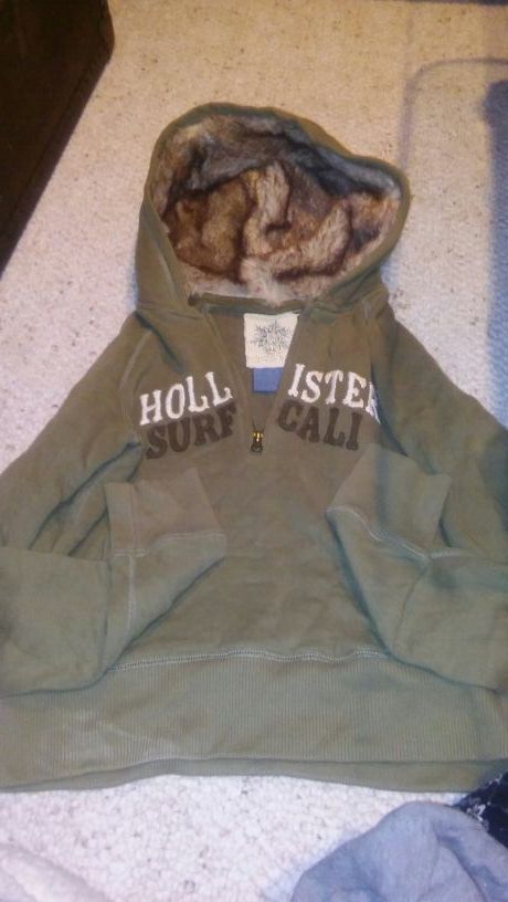 Hollister hoodie with fur size l