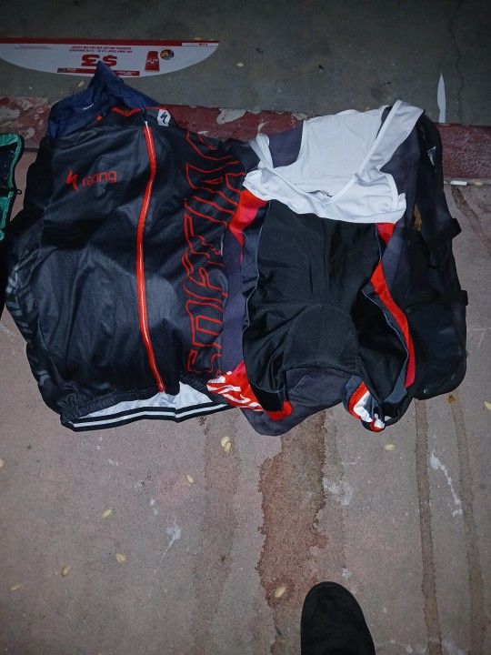 Specialized Cycling https://offerup.co/faYXKzQFnY?$deeplink_path=/redirect/ Piece With Full Padding On Croch Area.