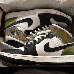 Jordan 1 mid “heat reactive” size 10.5