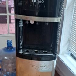 dispensador de agua trabajando perfectamente 