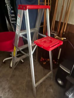 Aluminum Step Ladder with Red Top