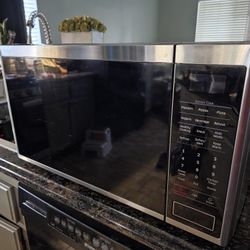 Samsung 1.9-cu ft Large 900 -Watt Sensor Cooking Controls Countertop Microwave ( Stainless steel )